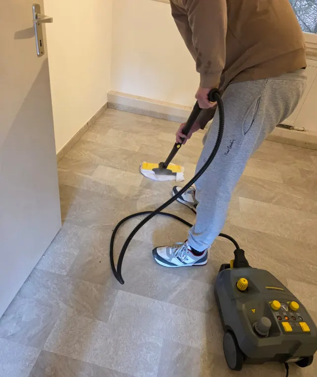 Feruku Pro bei der Bodenreinigung mit Dampf
