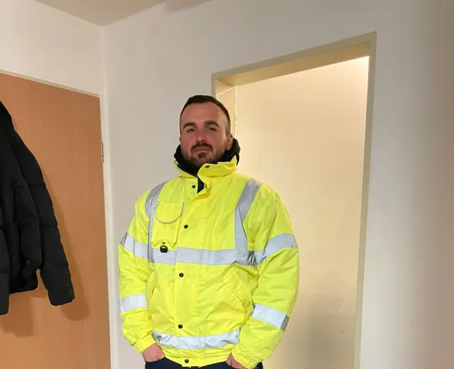 Mitarbeiter von Feruku Pro in Warnjacke, bereit für den Winterdienst